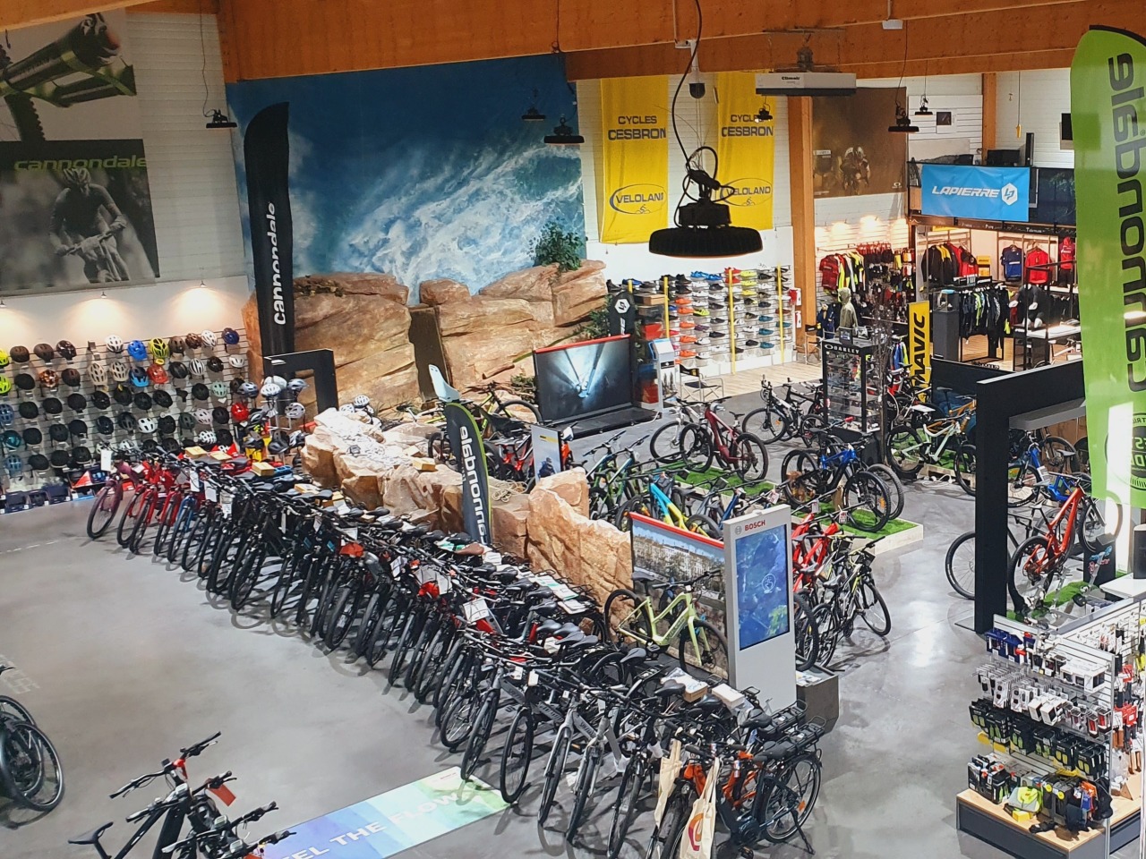  Cycles Cesbron magasin de vélo à Angers intérieur du magasin Cesbron véloland des Ponts de Cé
