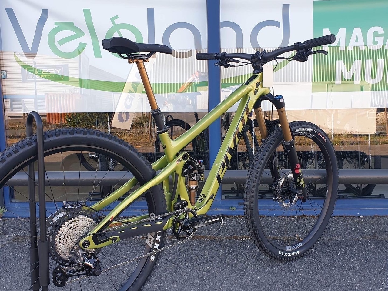 REV Bikes magasin de vélo à Cognac Pivot Switchblade