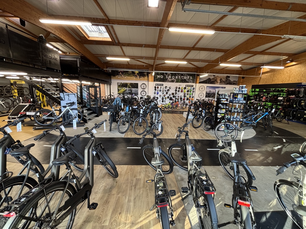 Lanvollon Cycles magasin de vélo à Lanvollon 1. Vue d'ensemble du magasin et de la partie électrique 