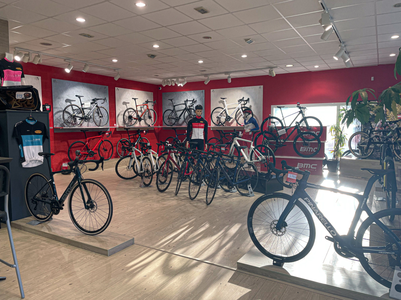 Cycles Chedaleux magasin de vélo à Saint ave Espace vélos route - VTT carbone
